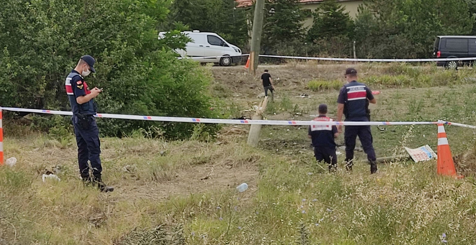 Çorum'da altın taşıyan araç kaza yaptı, altınlar etrafa saçıldı