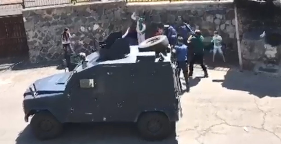 Uzaklaştırma kararı olan baba 3 çocuğunu bıçakla rehin aldı