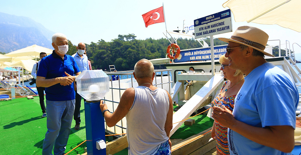 Muğla Büyükşehir Belediyesi denizden 420 bin 288 poşet katı atık topladı