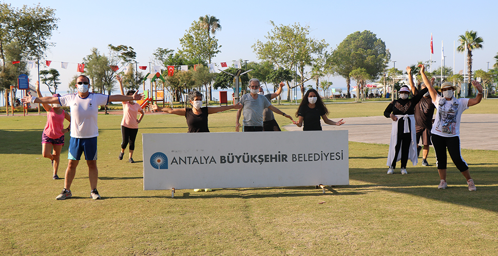Antalya Büyükşehir Belediyesinden Konyaaltı Sahili’nde sosyal mesafeli sabah sporu etkinliği