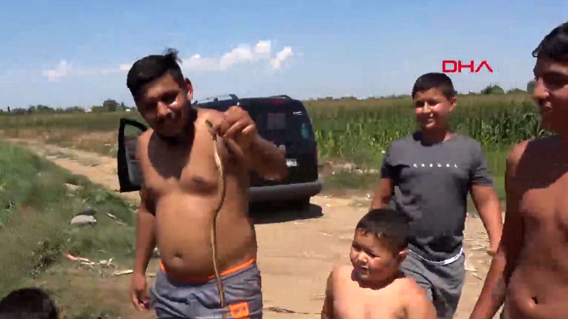 Antalya'da vatandaşlar yılan dolu kanalda böyle yüzdü