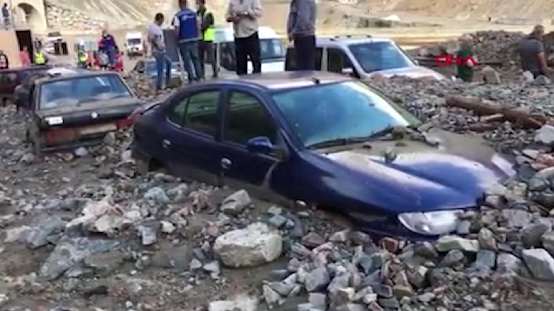 Yusufeli Barajı şantiyesinde sel: Araçlar çamura saplandı