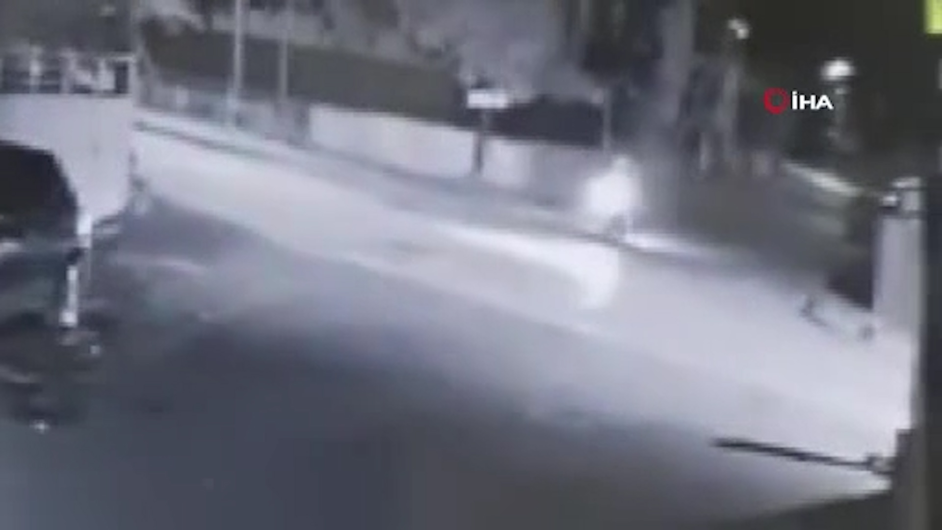 Spor otomobilin motosiklete çarptığı feci kaza kamerada