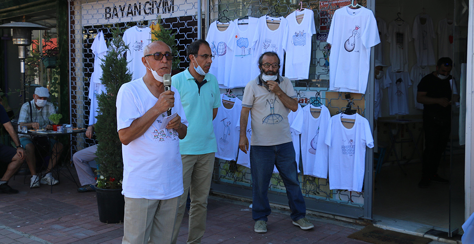 'Tişört Üzerine Canlı Karikatür' sergisi, Kartal Hasat Sanat Derneği'nde açıldı