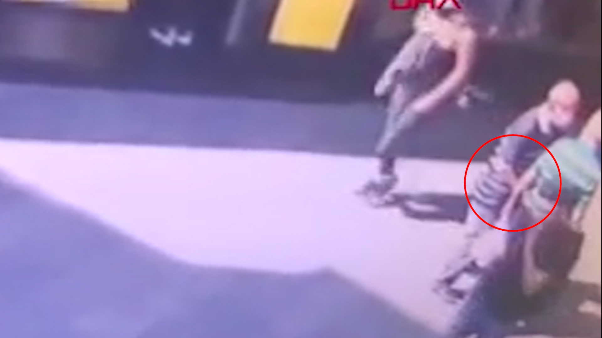 Fatih'teki yankesicilik anı kamerada: Yaşlı adamı tanıyor gibi yapıp cep telefonunu çaldı