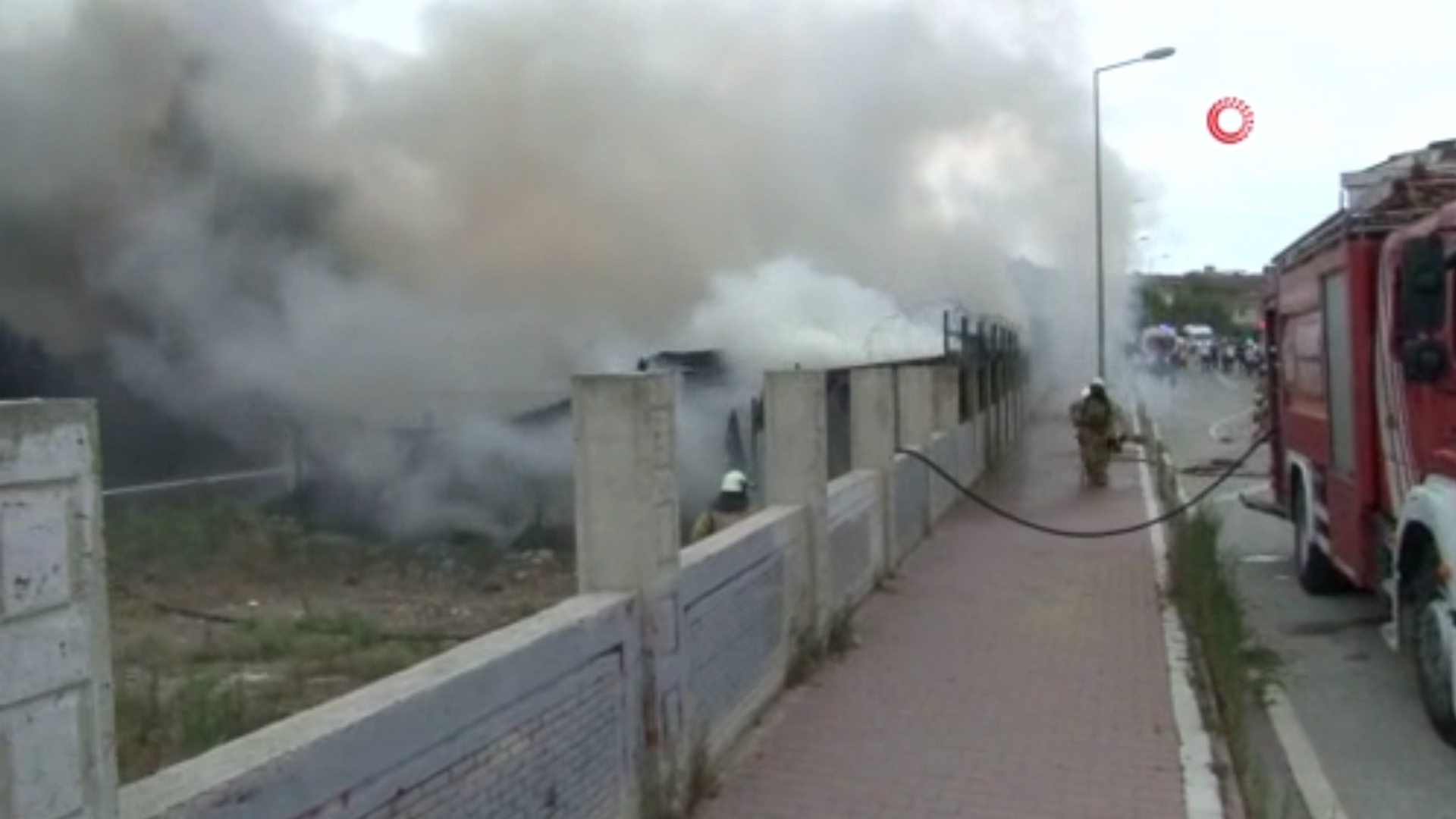 İşçilerin kaldığı 5 konteyner alev alev yandı