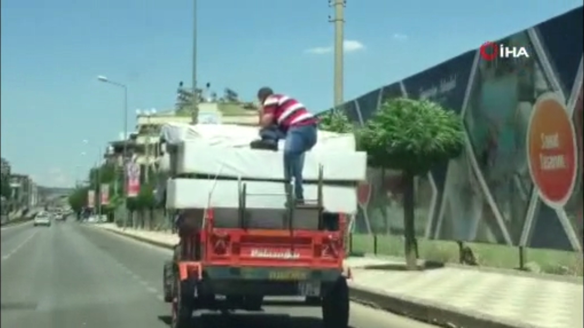 Traktör römorku üzerinde tehlikeli yolculuk