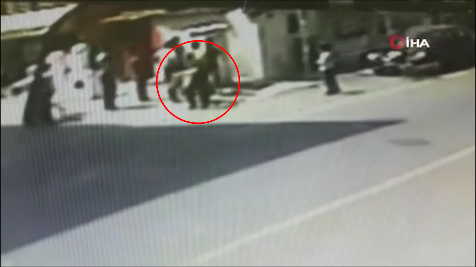 Görüntüler Esenyurt'tan: Kardeşini dövdüğü iddia edilen kişiyi tek yumrukta bayılttı