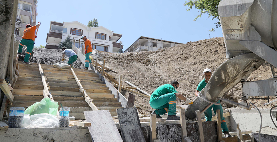 Çankaya Belediyesinden ilçenin eğimli ve yüksek bölgelerinde merdivenli yol yapım çalışması