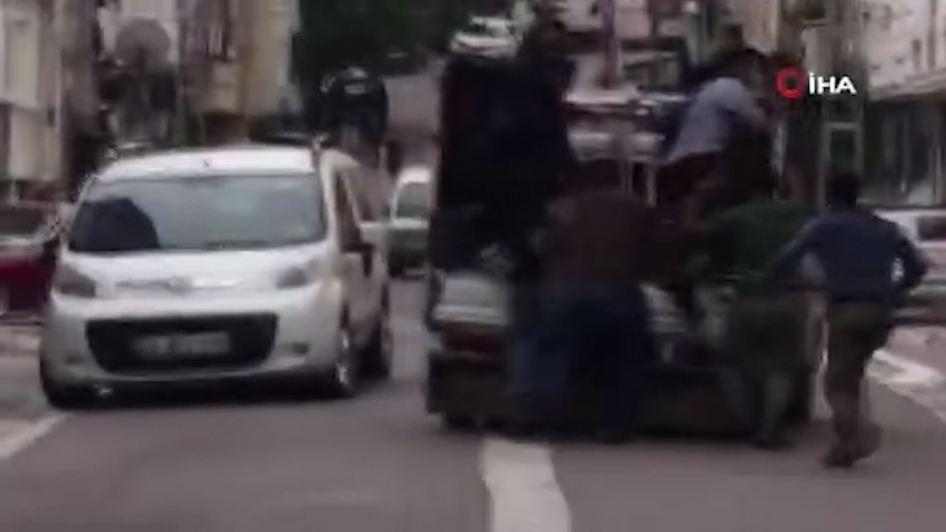 Esenyurt'ta onlarca adam kovaladıkları kişiyi sopa ve bıçakla yaraladılar