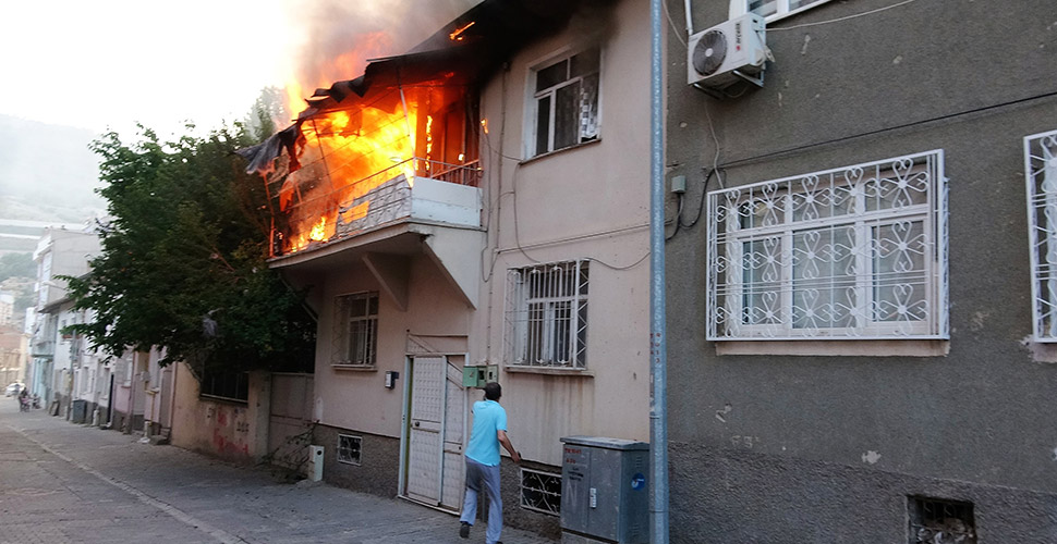 Tokat’ta iki katlı ev alevlere teslim oldu