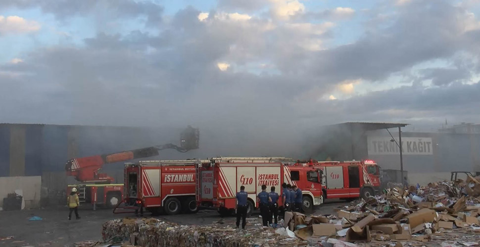 Beylikdüzü'nde kağıt deposunda korkutan yangın