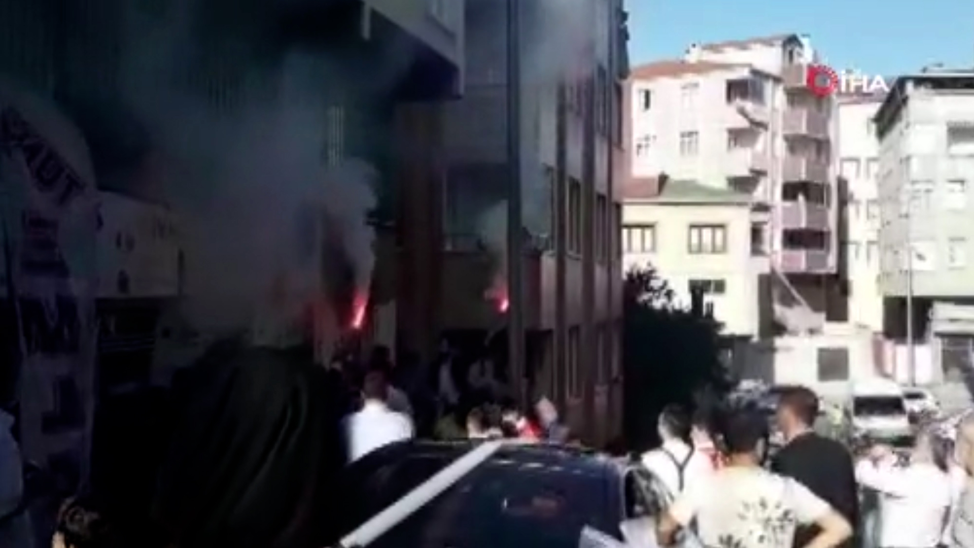 Sokak ortasında sosyal mesafesiz maskesiz düğün eğlencesi