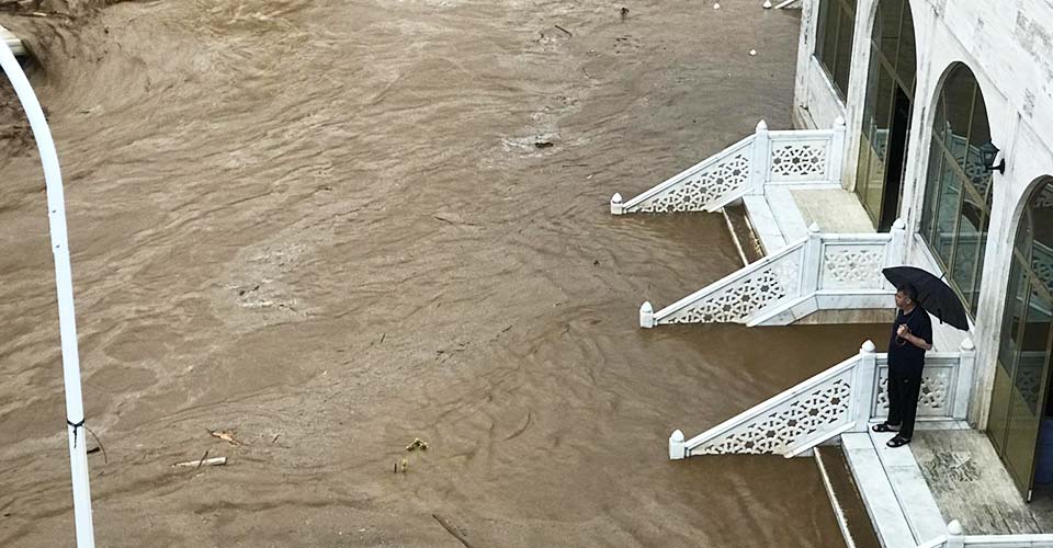 AFAD: Rize'deki selde 80 kişi kurtarıldı