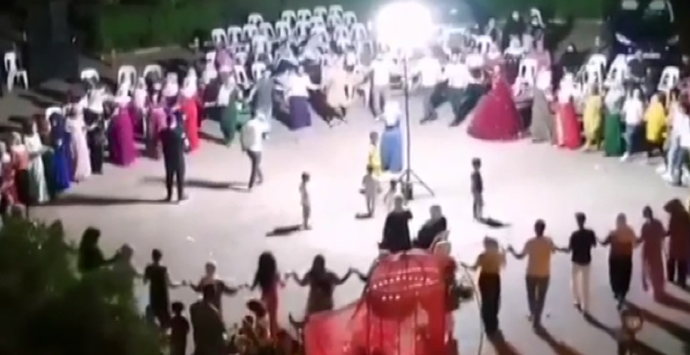 Akıllanmıyoruz! Yine sokak düğünü, yine kol kola halay