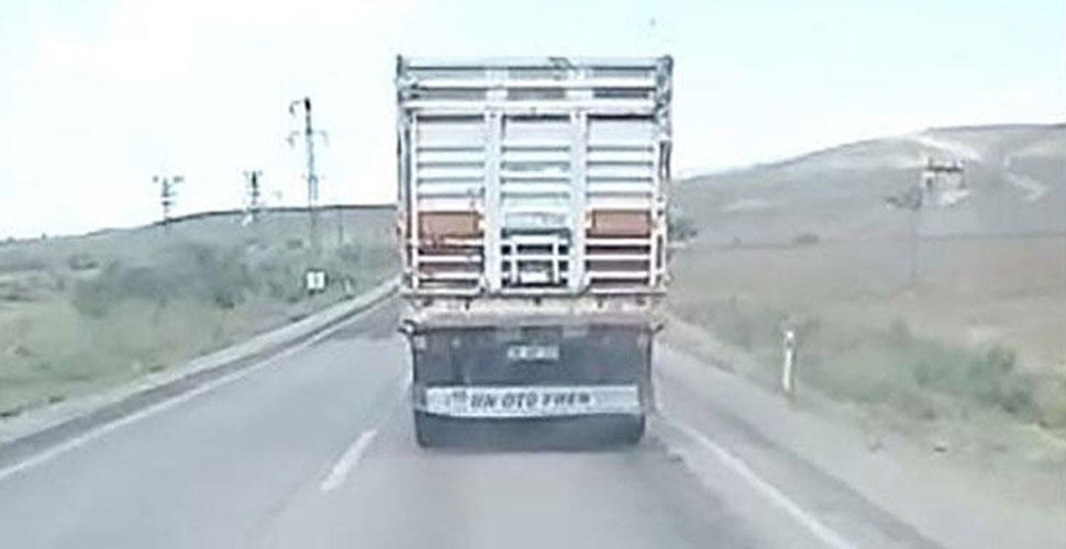 Ambulansa yol vermeyen kamyon şoförünün ehliyetine el konuldu