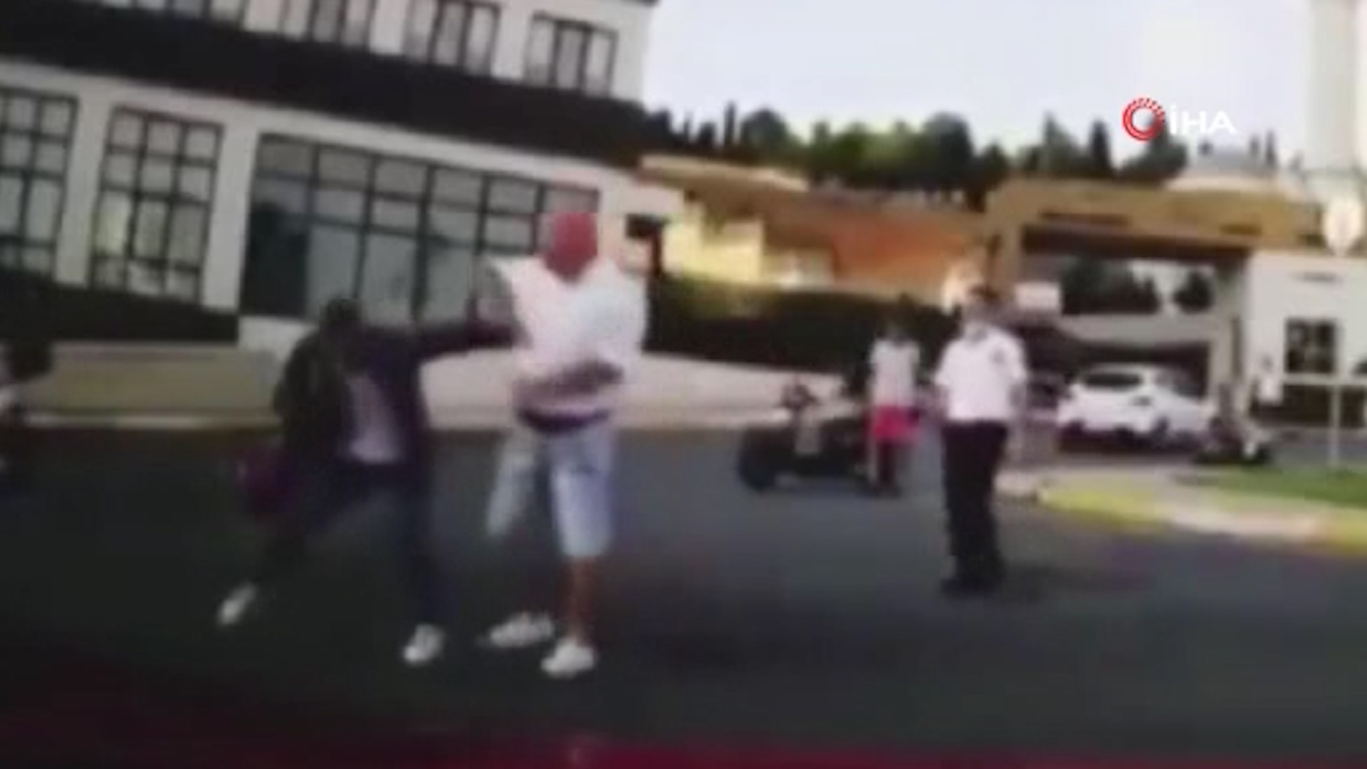 İstanbul'da yol vermedi diye saldırdığı kuryeden böyle dayak yedi