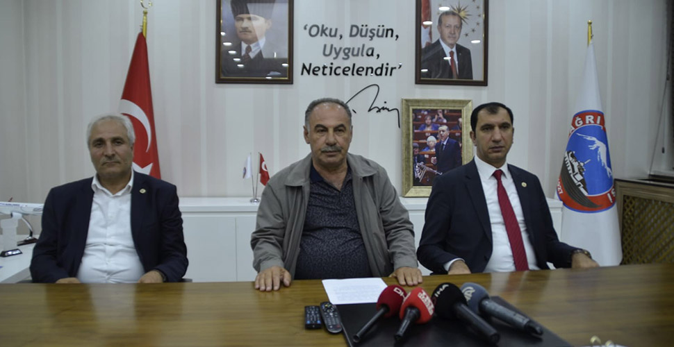 Ağrı'da 3 belediye başkanı AK Parti'ye geçti