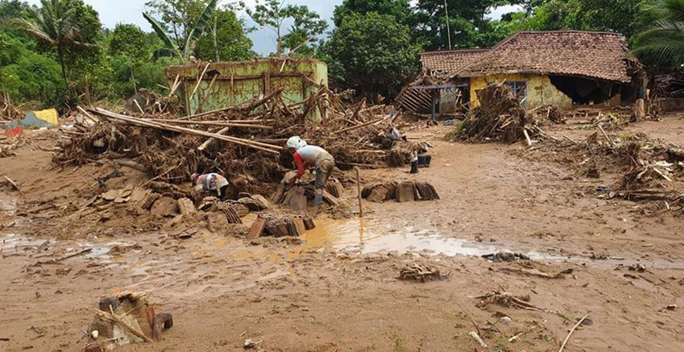 Endonezya'daki sel felaketinde ölü sayısı 16'ya yükseldi