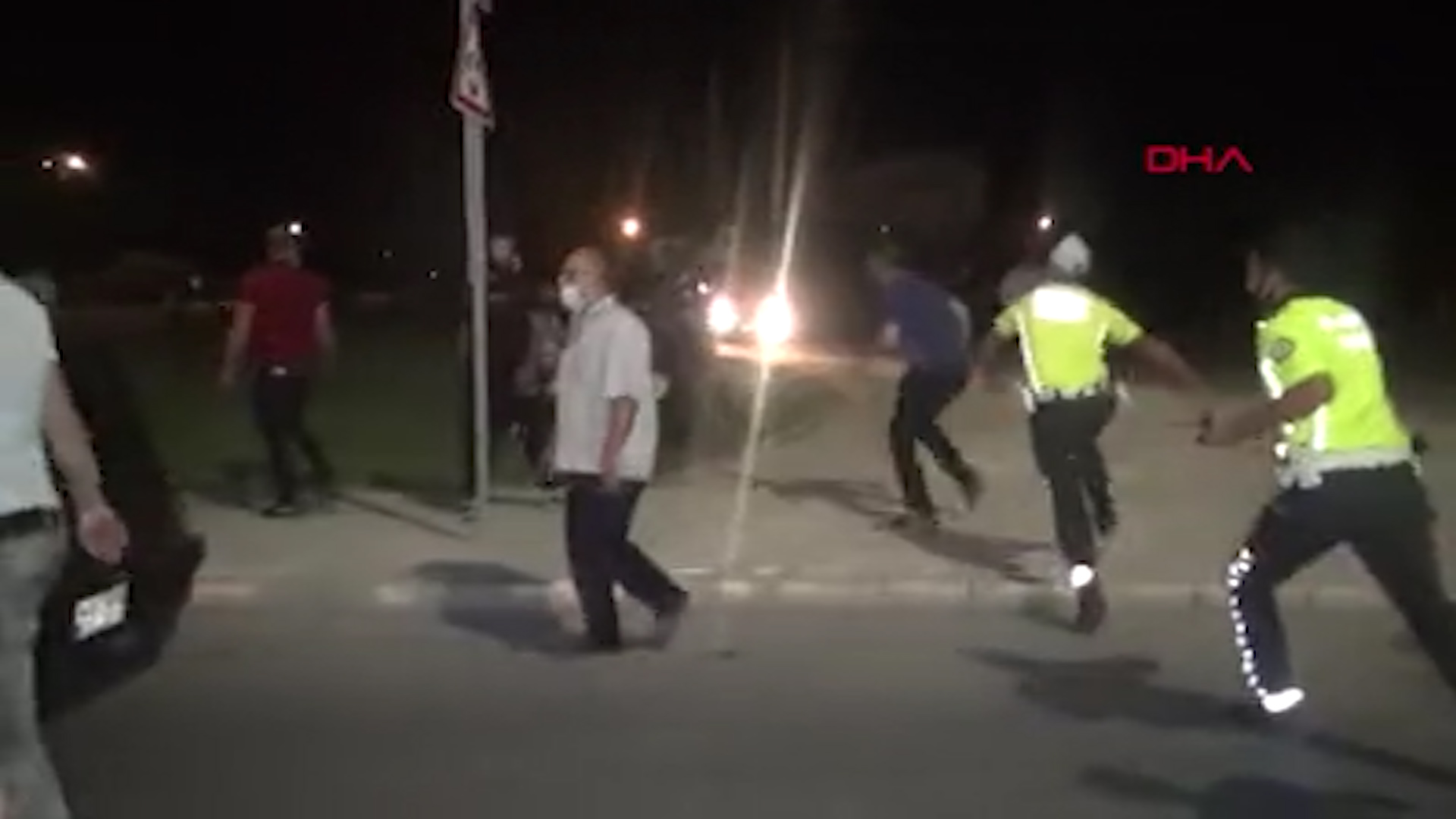 Karaman'da kazayı izleyenlerle yaralı yakınları birbirine girdi