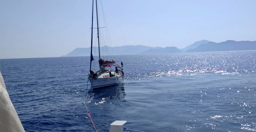 Fethiye'de korku dolu anlar: Sürüklenen teknedeki 5 kişi kurtarıldı