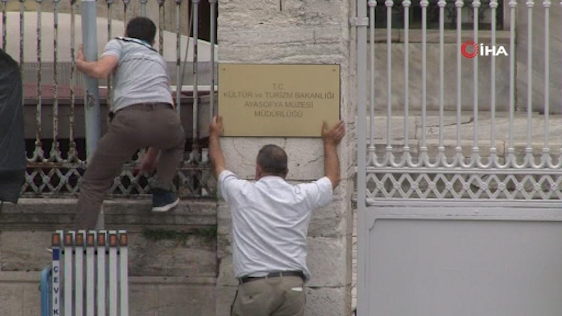 Ayasofya'daki müzeye ilişkin tabelalar kaldırıldı