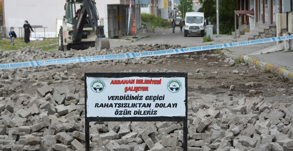 Ardahan Belediyesi, Karagöl ve Yenimahalle’de yolları yeniliyor