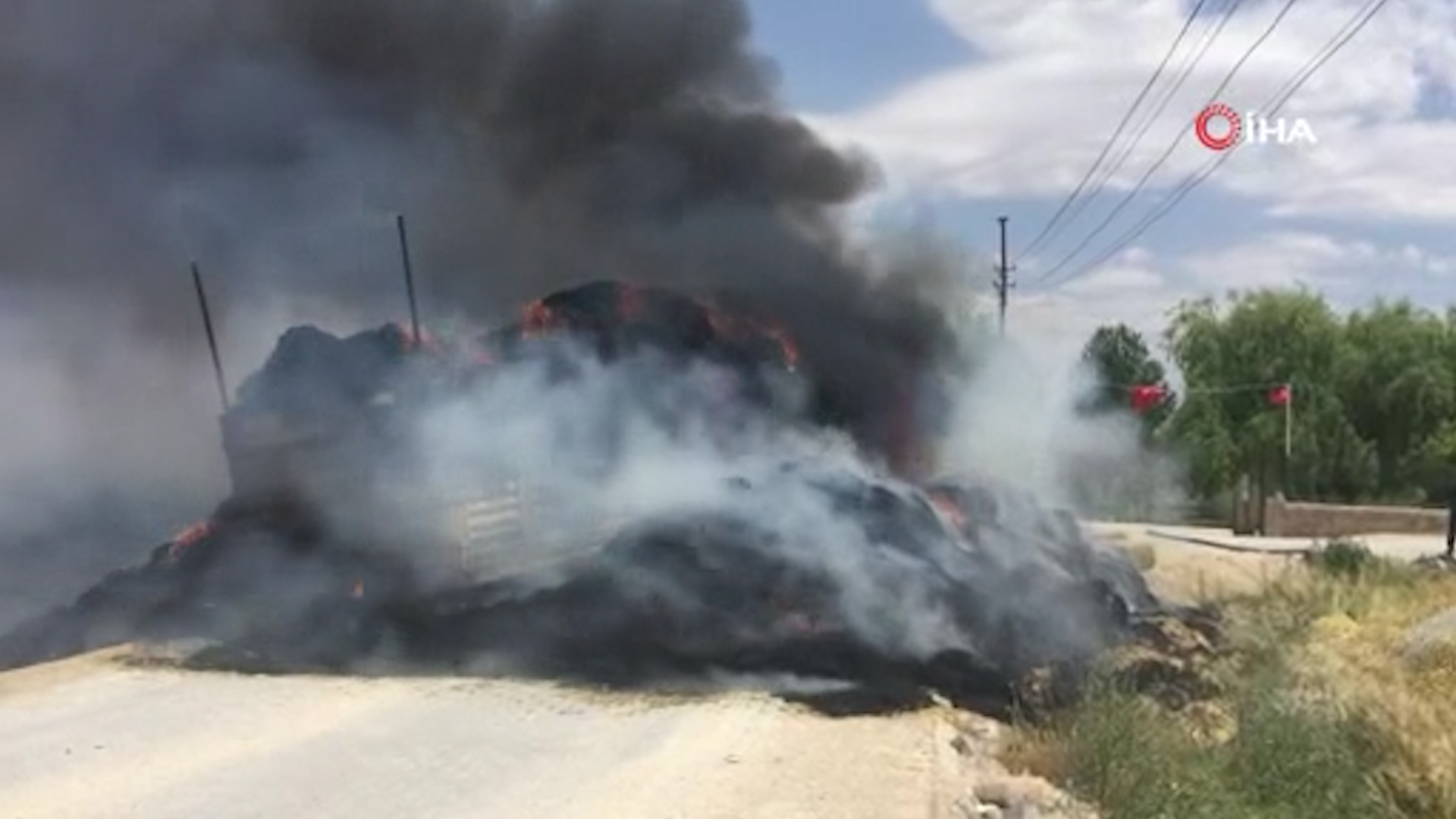 Elektrik tellerine takılan saman yüklü TIR cayır cayır yandı