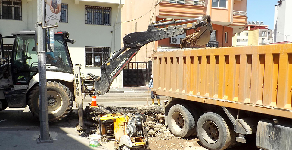 Hatay Büyükşehir Belediyesi, muhtelif noktalarda oluşan altyapı arızalarını çözüme kavuşturuyor