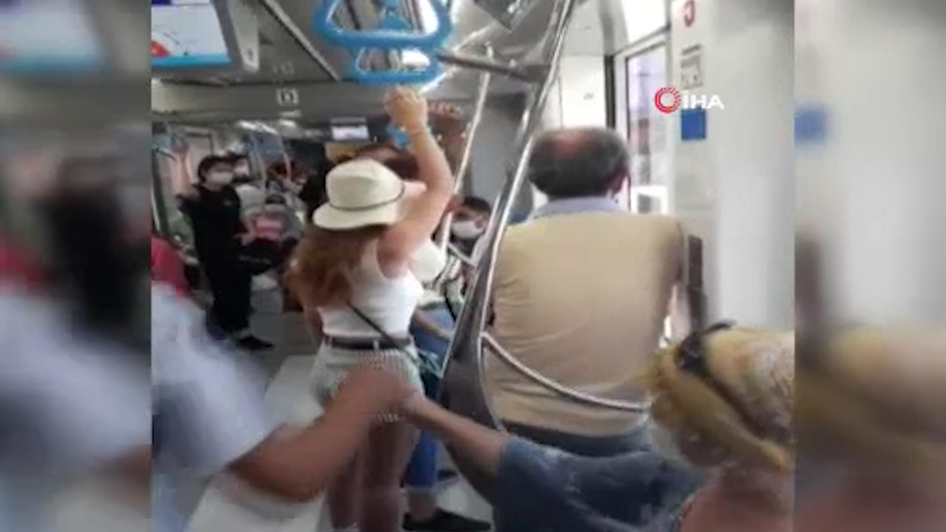 Tramvayda maskesini takmayan kadın yolcuya vatandaşlardan tepki