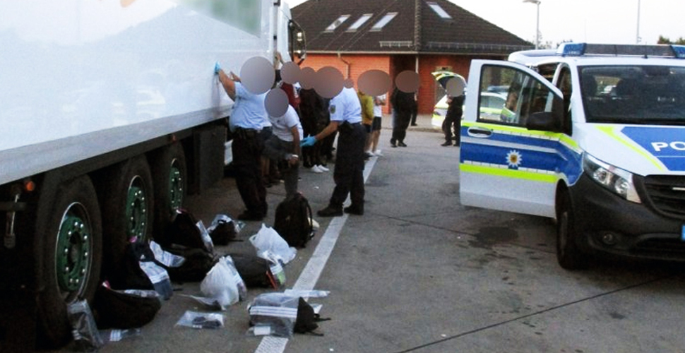 Almanya'da bir TIR'da 24'ü Türk 31 kaçak göçmen yakalandı