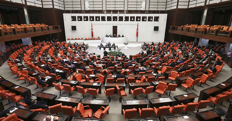 AK Parti'nin 'torba kanun'u Meclis'te: Ücretsiz izinler 1 yıl daha uzatılacak