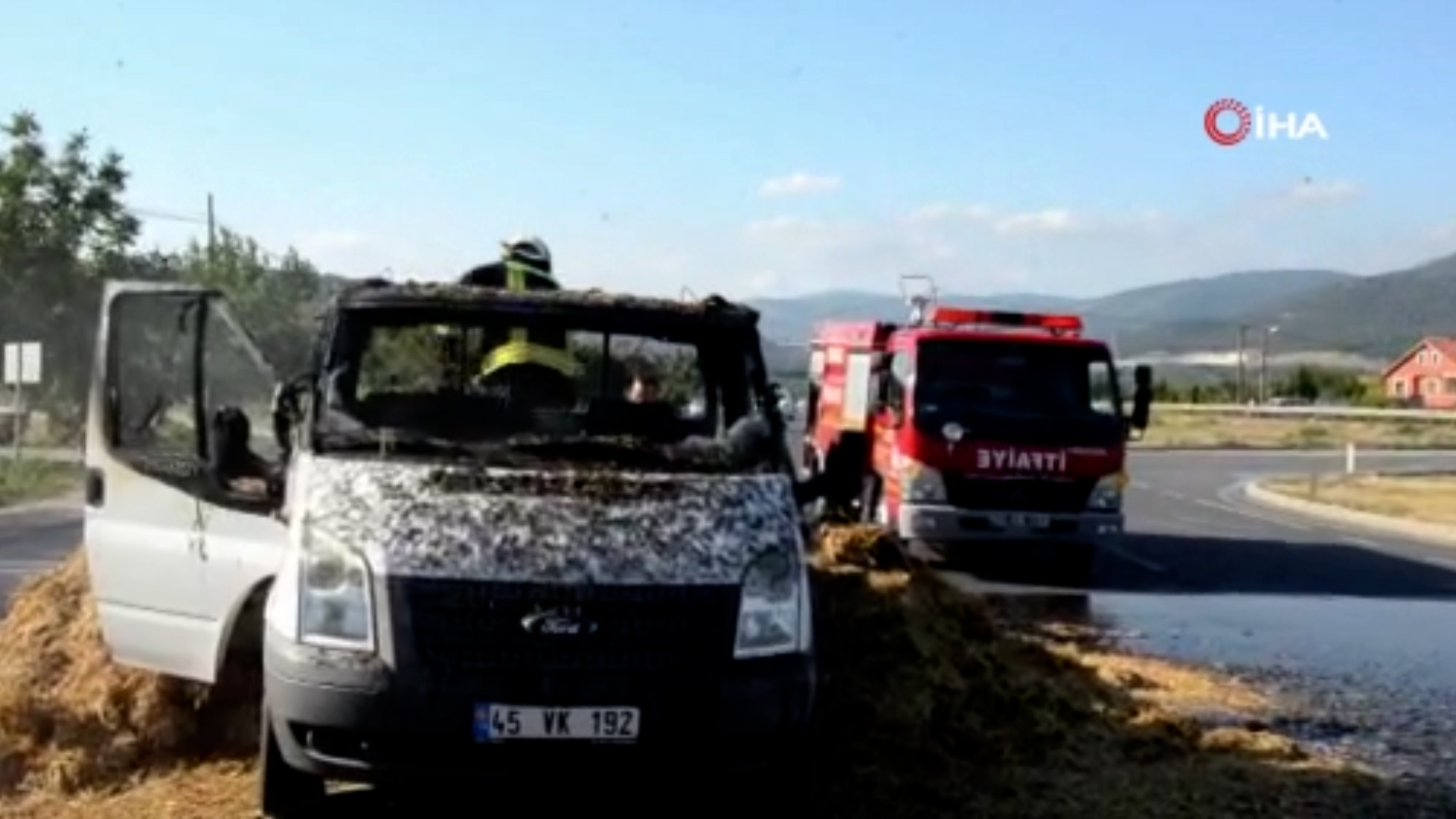 Saman yüklü kamyonet alev alev yandı