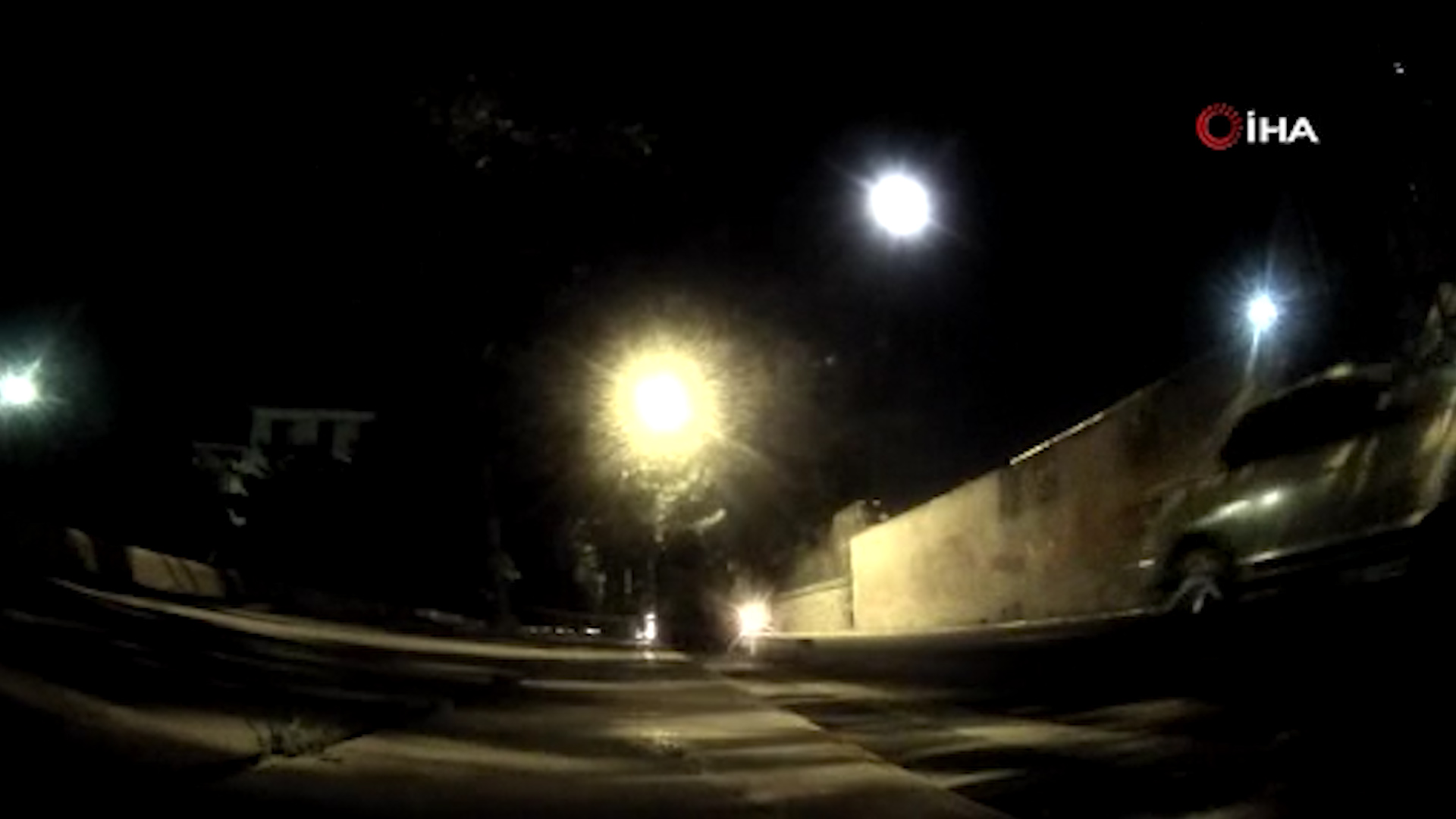 İstanbul'da motosikletli ile kağıt toplayıcısının çarpışması kamerada