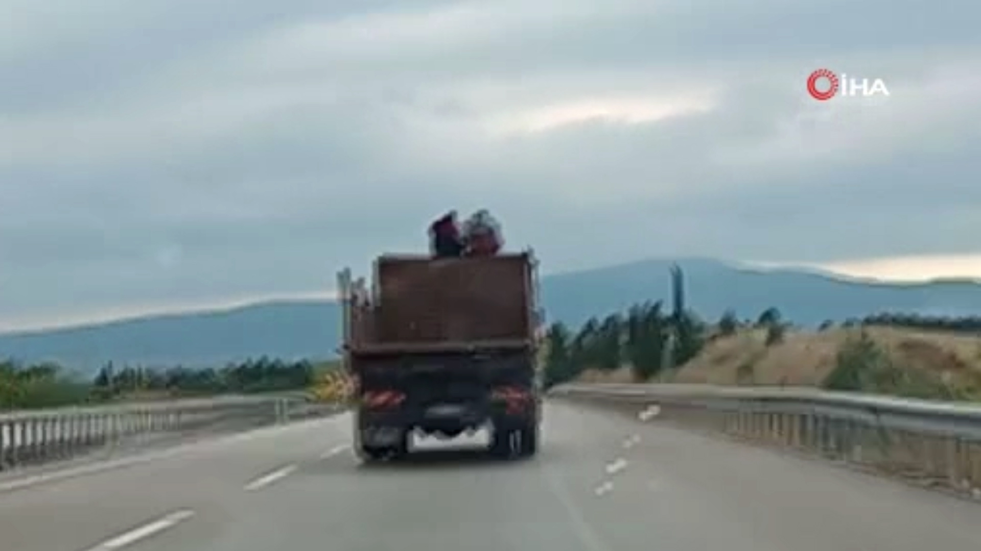 Bursa’da kamyon üstünde tehlikeli yolculuk