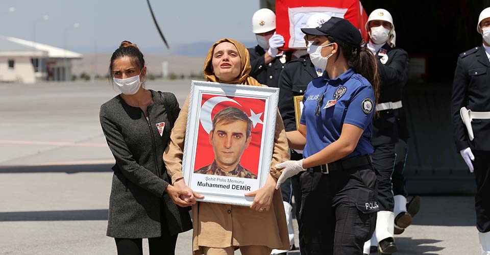 Şehit Muhammet Demir'in naaşı Sivas'a getirildi: Gülmüş benim yiğidim...