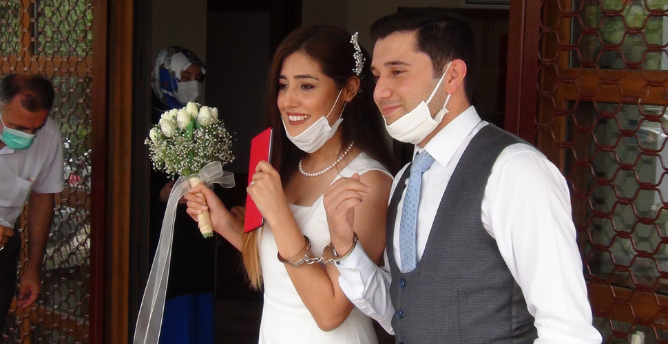 Emniyet müdürü evlenen polislere kelepçe taktı