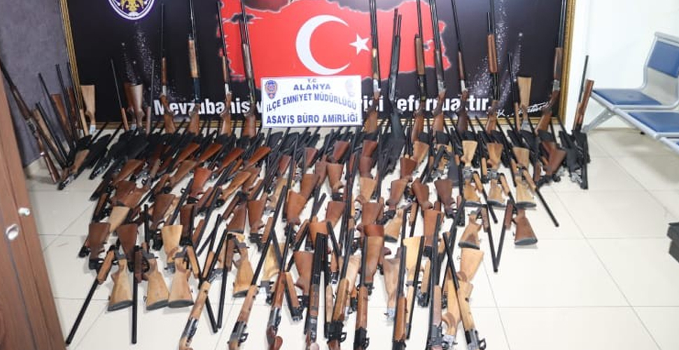 Antalya'da bir evden 140 adet tüfek çıktı