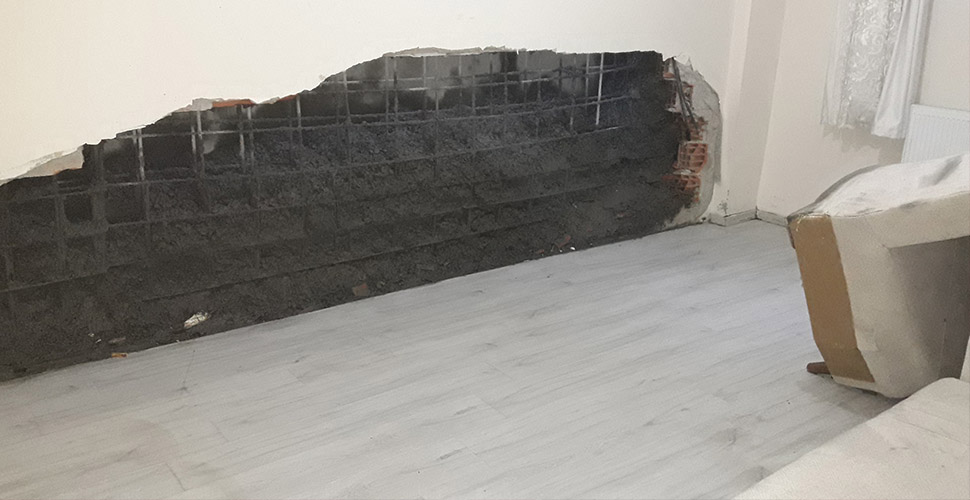 Gaziosmanpaşa'da binanın duvarı yıkıldı