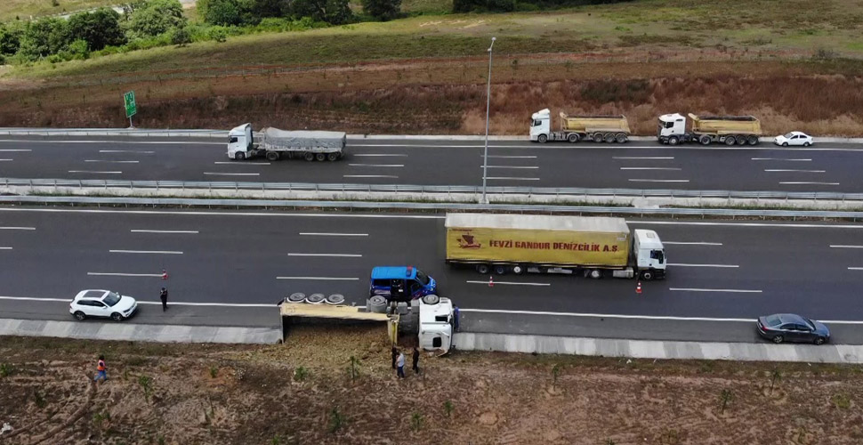 Kuzey Marmara Otoyolu'nda hafriyat kamyonu devrildi
