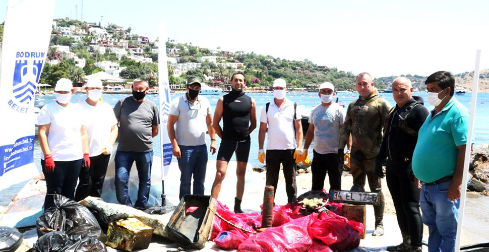 Bodrum Belediyesi, Türkbükü sahilinde deniz dibi temizliği çalışması yaptı