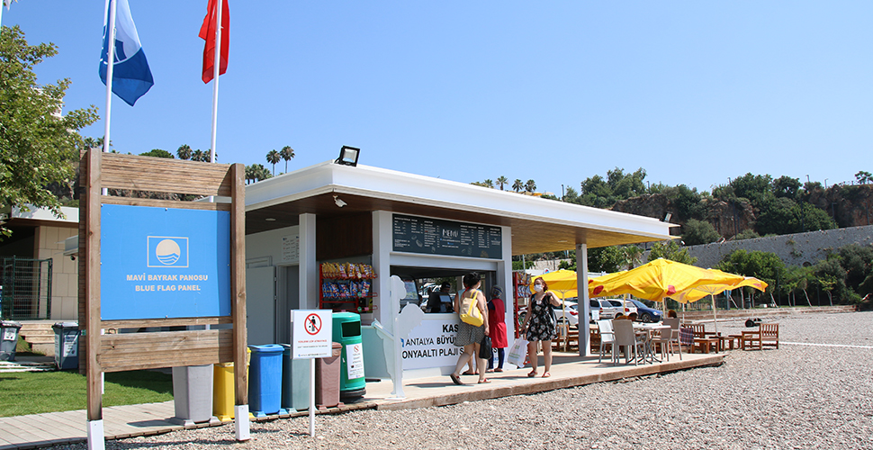 Antalya'da EKDAĞ Konyaaltı Plajı tatilcilerin gözdesi oldu