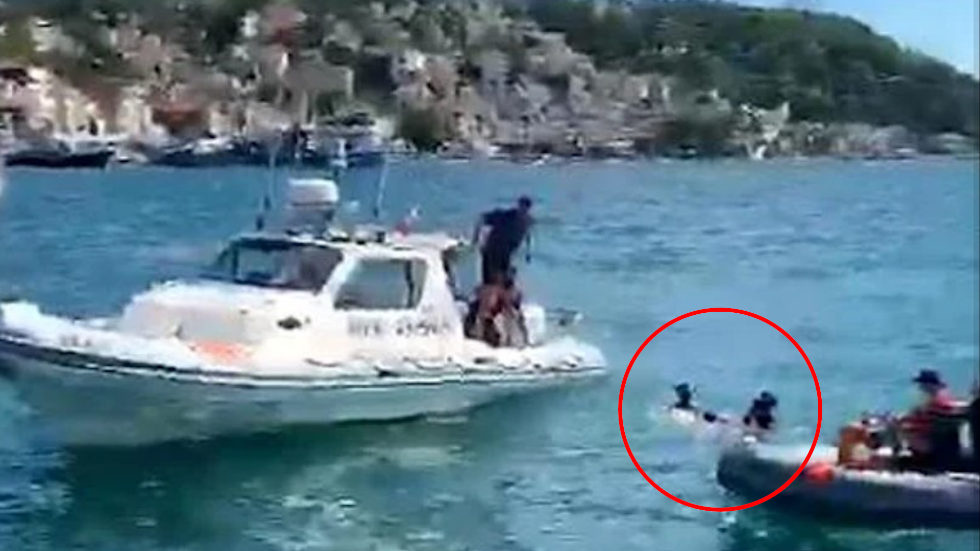 Sarıyer'de sahil güvenlik ekiplerinin denizdeki kişiyi kurtarma anları kamerada