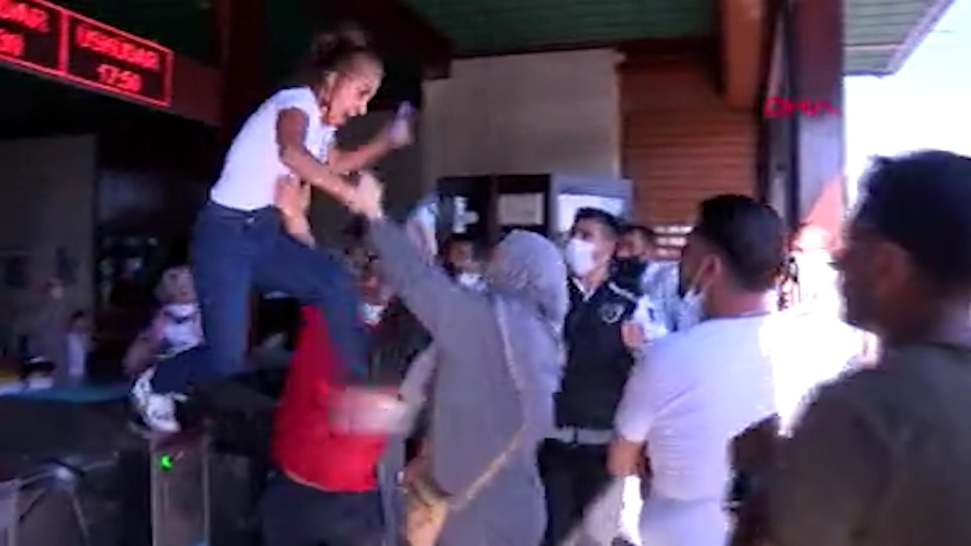 Eminönü İskelesi'nde kavga: Turnikeye çıkıp kadına uçan tekme attı