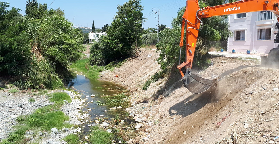 Hatay Büyükşehir Belediyesi, dere yataklarında temizlik çalışmalarına devam ediyor