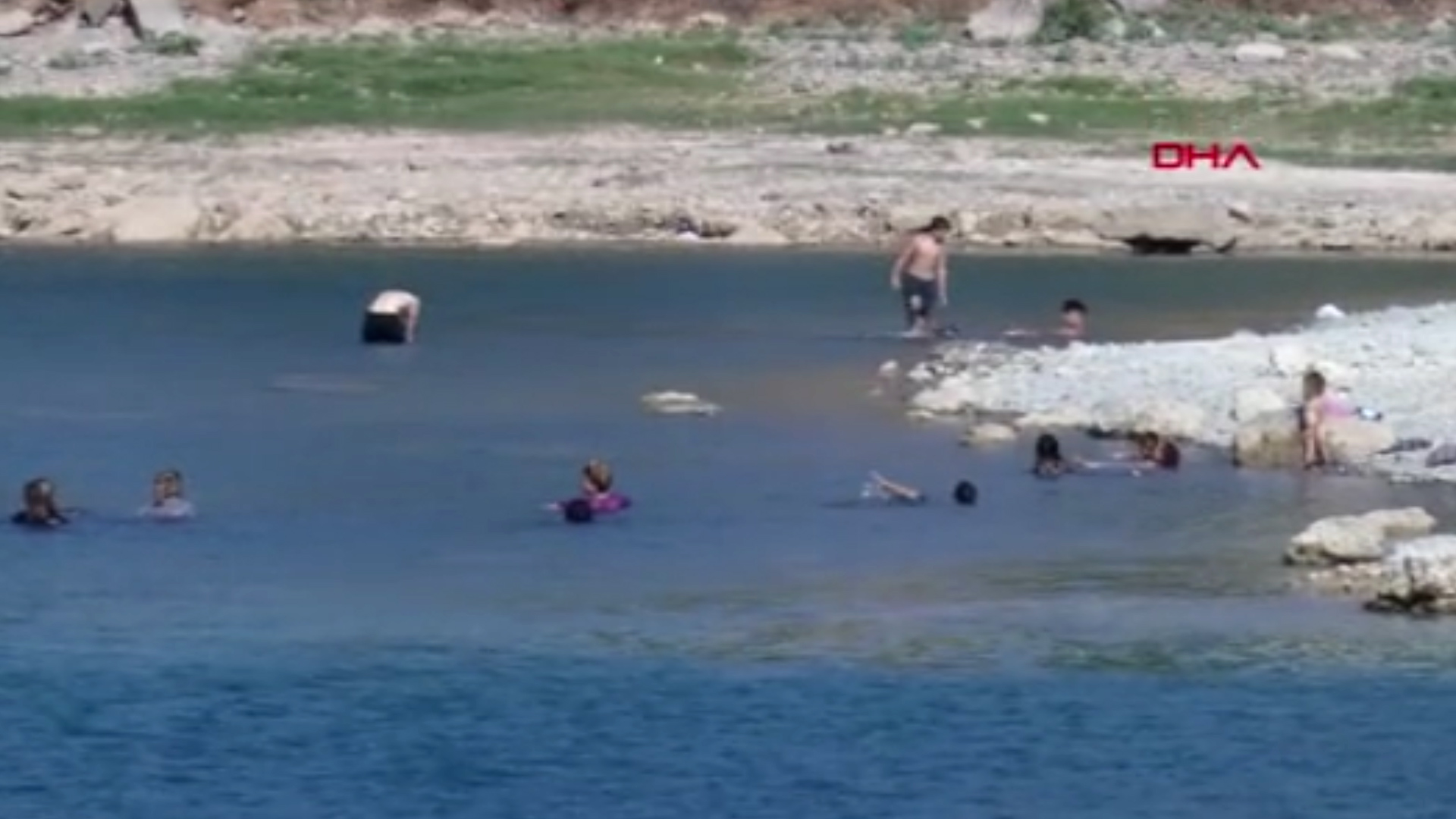 Baraj gölüne bırakılan atık suyun yanında dans ederek yüzdüler