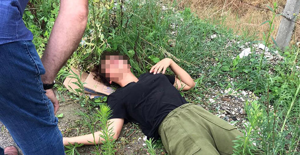 Sakarya'da bir genç kız, yol kenarında vücudunda darp izleriyle bulundu