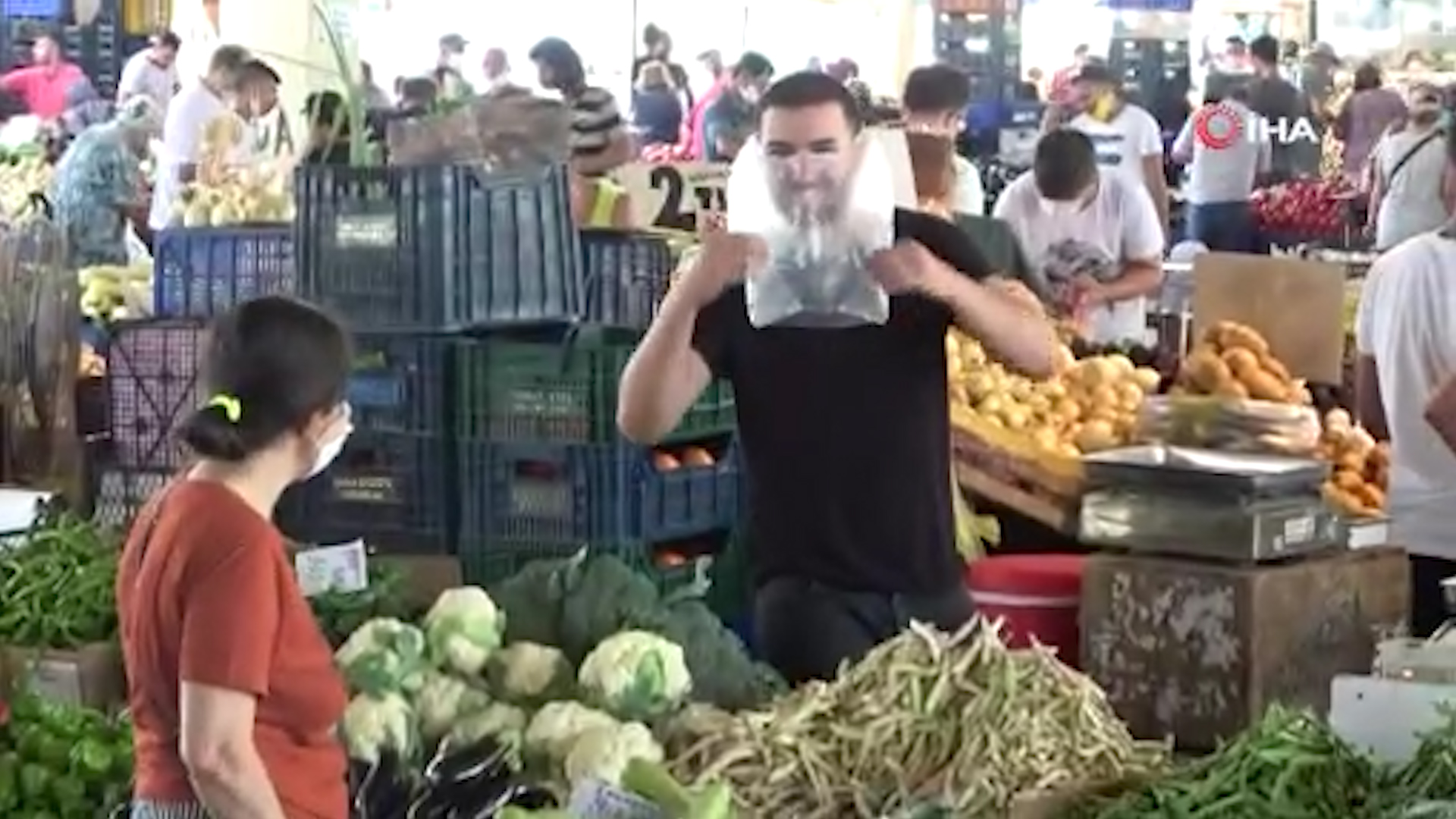 Görüntülendiğini anlayan maskesiz pazarcı yüzüne poşet geçirdi