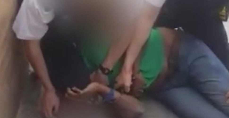 Londra'da siyahi vatandaşa polis şiddeti