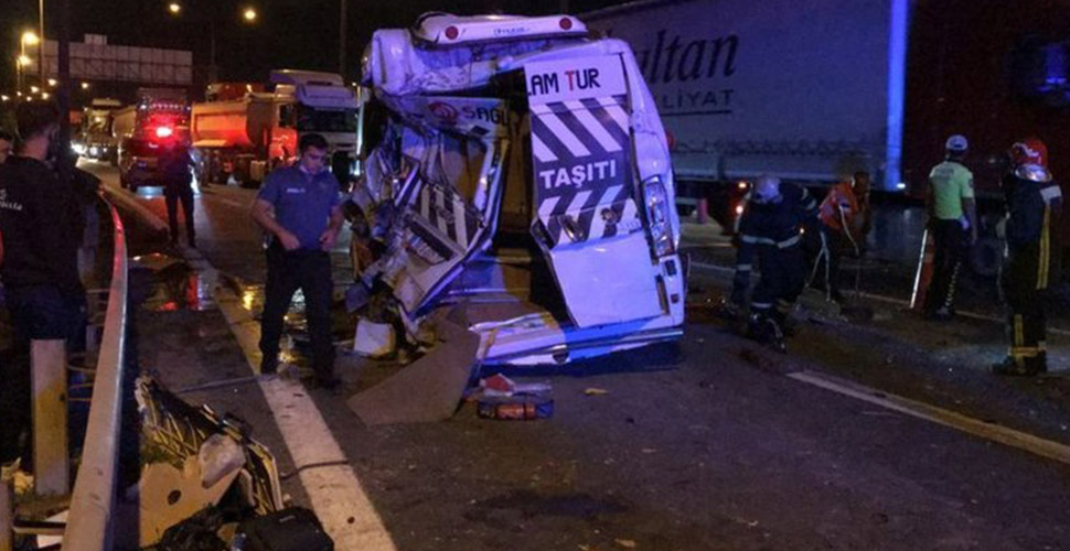 Kocaeli'de TIR ile minibüs çarpıştı: 9 yaralı